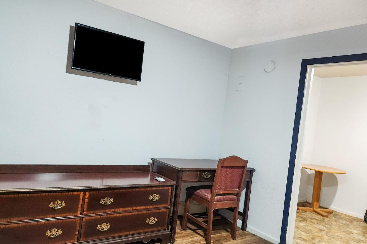 Oyo Hotel Colby, Ks מראה חיצוני תמונה